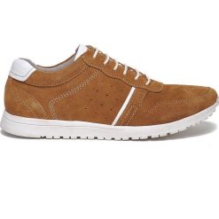 BUTY MĘSKIE. Brązowe buty sportowe męskie Top Secret, na lato, z zamszu, bez zapięcia. W wyprzedaży za 99,99 zł.