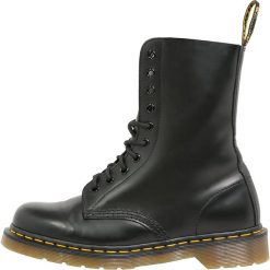 Dr. Martens Originals 1490 Botki sznurowane black. Czarne botki damskie na zamek Dr. Martens, z materiału, na sznurówki. Za 759,00 zł.