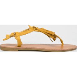 Answear - Sandały C.H.CREATION. Żółte klapki damskie ANSWEAR, bez wzorów, ze skóry, bez obcasa, na obcasie. W wyprzedaży za 49,90 zł.