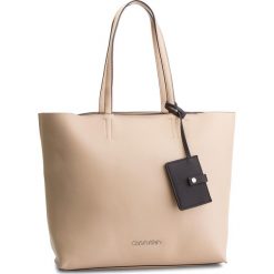 Torebka CALVIN KLEIN - Tack Shopper K60K604833 Light Sand 638. Brązowe torby na zakupy damskie marki Calvin Klein, ze skóry ekologicznej, duże. Za 649,00 zł.