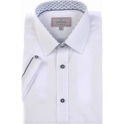 Męska Koszula VICTORIO, Kolorowe Guziki, Krótki Rękaw, SLIM-FIT, Biała KSKWVCTO200. Białe koszule męskie Victorio, m, bez wzorów, z bawełny, eleganckie, bez kołnierzyka, z krótkim rękawem. Za 119,00 zł.