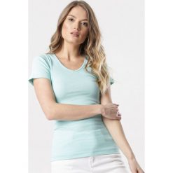 Jasnoniebieski T-shirt Blomsea. Niebieskie t-shirty damskie Born2be, s, bez wzorów, z dzianiny, sportowe, bez kołnierzyka, z krótkim rękawem. Za 39,99 zł.