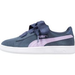 Puma SMASH V2 RIBBON AC PS Tenisówki i Trampki sargasso sea/purple rose. Niebieskie trampki dziewczęce marki Puma, z gumy. Za 169,00 zł.