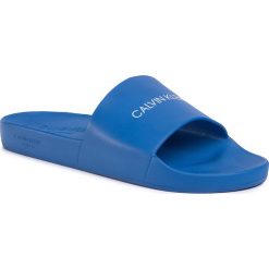 Klapki CALVIN KLEIN SWIMWEAR - One Mold Slide KM0KM00498 CJR. Niebieskie klapki męskie Calvin Klein Swimwear, z tworzywa sztucznego, bez zapięcia. Za 179,00 zł.