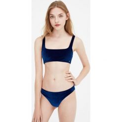 Granatowe figi od bikini. Zielone stroje kąpielowe damskie marki Pull&Bear, bez wzorów. Za 49,90 zł.