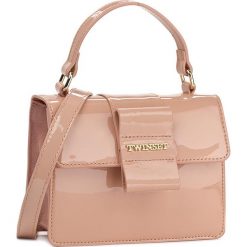Torebka TWINSET - Cartella OA7TJB Rosa Pol 00401. Różowe torebki klasyczne damskie Twinset, bez wzorów, ze skóry, eleganckie, lakierowane, bez dodatków. W wyprzedaży za 439,00 zł.