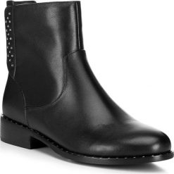 Buty damskie. Czarne botki damskie Wittchen, ze skóry, eleganckie, bez obcasa, bez zapięcia. W wyprzedaży za 390,42 zł.