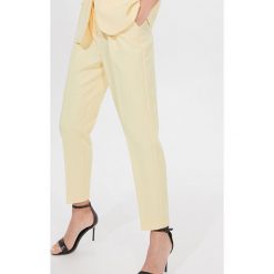 Spodnie loose fit z paskiem - Żółty. Żółte spodnie damskie Mohito. Za 119,99 zł.