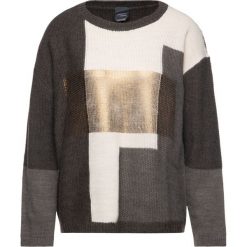 Sweter Persona by Marina Rinaldi Aliscafo 1364269. Pomarańczowe swetry damskie Persona by Marina Rinaldi, xs, bez wzorów, z poliesteru, klasyczne, bez rękawów, bez kaptura. W wyprzedaży za 349,00 zł.