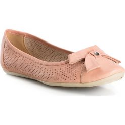 Buty damskie. Różowe baleriny damskie Wittchen, bez wzorów, ze skóry, eleganckie, na wysokim obcasie. W wyprzedaży za 199,90 zł.