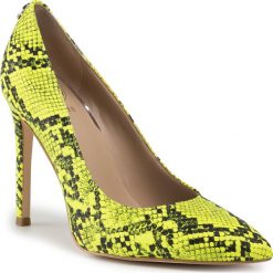 Szpilki GUESS - Crew2 FL5CW2 PEL08 YELLOW. Żółte półbuty damskie Guess, z aplikacjami, ze skóry ekologicznej, bez obcasa, na obcasie, bez zapięcia. Za 589,00 zł.