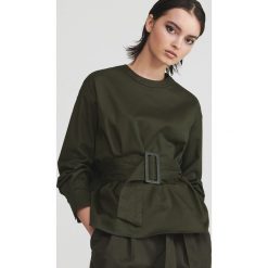 Bluzka z paskiem - Khaki. Brązowe bluzki damskie Reserved, bez wzorów, bez kołnierzyka, bez rękawów. W wyprzedaży za 79,99 zł.