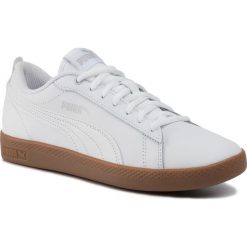 Sneakersy PUMA - Smash Wns v2 L 365208 12 Puma White/Gray Violet Gum. Białe półbuty damskie Puma, na co dzień, bez wzorów, ze skóry ekologicznej, bez obcasa, na płaskiej podeszwie, bez zapięcia. W wyprzedaży za 179,99 zł.