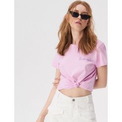 Pastelowy t-shirt - Fioletowy. Fioletowe t-shirty damskie Sinsay, s, bez wzorów, bez kołnierzyka. Za 14,99 zł.