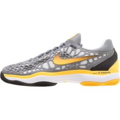 Nike Performance AIR ZOOM CAGE 3 CLY Obuwie do tenisa Outdoor cool grey/laser orange/black. Szare buty sportowe męskie marki Nike Performance, z tworzywa sztucznego, bez zapięcia, outdoorowe. W wyprzedaży za 439,20 zł.