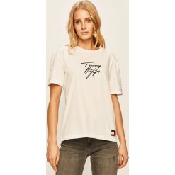 Tommy Hilfiger - T-shirt. Czerwone bluzki damskie TOMMY HILFIGER, s, z nadrukiem, z bawełny, z okrągłym kołnierzem. Za 179,90 zł.