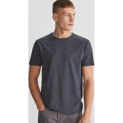 T-shirt z mikroprintem - Granatowy. Niebieskie t-shirty męskie marki Reserved, s, bez wzorów, bez kołnierzyka. Za 29,99 zł.