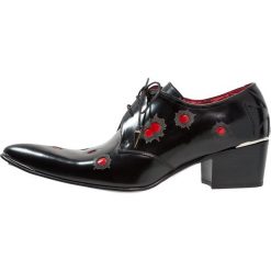 Jeffery West SYLVIAN 3 EYE BULLET HOLE DERBY Oksfordki black. Czarne buty wizytowe męskie marki Jeffery West, bez wzorów, ze skóry, eleganckie, na sznurówki. W wyprzedaży za 678,30 zł.