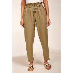 Lniane spodnie w kolorze khaki. Brązowe spodnie damskie 100% Lin, z standardowym stanem. W wyprzedaży za 109,95 zł.