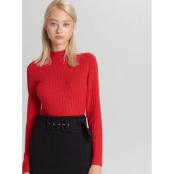 Prążkowany sweter - Czerwony. Czerwone swetry damskie Cropp, s, bez wzorów, prążkowane, bez rękawów, bez kaptura. Za 49,99 zł.