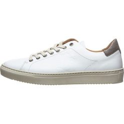 Skórzane sneakersy w kolorze białym. Białe sneakersy męskie Otto Kern, na sznurówki. W wyprzedaży za 349,95 zł.