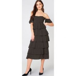 NA-KD Boho Sukienka z odkrytymi ramionami - Black. Czarne sukienki damskie marki NA-KD Boho, bez wzorów, boho, z falbankami, bez rękawów, midi, z odkrytymi ramionami. W wyprzedaży za 60,88 zł.