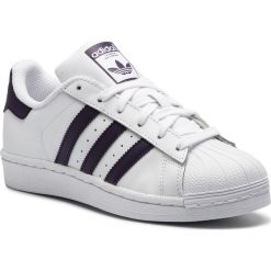 Buty adidas - Superstar W DB3346 Ftwwht/Legpur/Cblack. Białe buty sportowe damskie Adidas, na co dzień, bez wzorów, ze skóry, bez obcasa, na płaskiej podeszwie, bez zapięcia. W wyprzedaży za 289,00 zł.