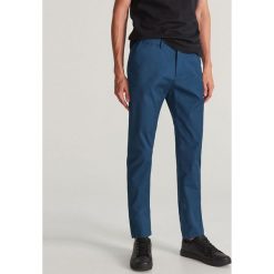 Spodnie chino slim fit - Niebieski. Niebieskie spodnie męskie Reserved, m, bez wzorów. Za 129,99 zł.