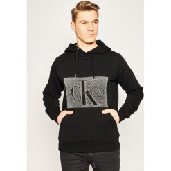 Bluza Calvin Klein Jeans Monogram J30J313215. Czarne bluzy męskie Calvin Klein Jeans, xl, bez wzorów, z bawełny, bez kołnierzyka, bez rękawów, bez kaptura. W wyprzedaży za 229,00 zł.