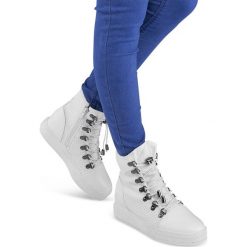Buty sportowe damskie IdealShoes X9701 Białe. Białe koturny damskie Ideal Shoes, bez wzorów, z tworzywa sztucznego, sportowe. Za 70,00 zł.