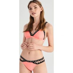 Dwuczęściowy strój kąpielowy z nadrukiem - Pomarańczo. Różowe dół bikini marki Sinsay, z nadrukiem. Za 59,99 zł.