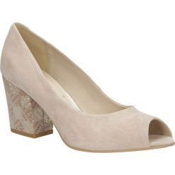 Beżowe czółenka skórzane peep toe na szerokim ozdobnym obcasie casu cas001. Brązowe czółenka damskie Casu, bez wzorów, z otwartym noskiem, bez obcasa. Za 299,99 zł.