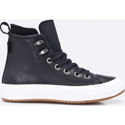 Converse - Trampki Chuck Taylor. Czarne trampki i tenisówki damskie marki Converse, ze skóry, na sznurówki. W wyprzedaży za 319,90 zł.