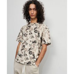 T-shirt z roślinnym printem - Beżowy. Brązowe t-shirty męskie Reserved, s, bez wzorów, bez kołnierzyka. W wyprzedaży za 29,99 zł.