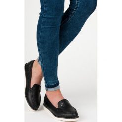 WSUWANE PÓŁBUTY VICES. Półbuty damskie vices, bez wzorów, ze skóry ekologicznej, bez obcasa, bez zapięcia. Za 49,90 zł.