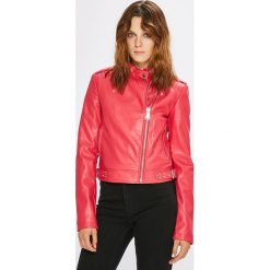 Guess Jeans - Kurtka. Różowe kurtki damskie Guess Jeans, s, z aplikacjami, z jeansu, krótkie, bez kaptura. W wyprzedaży za 479,90 zł.