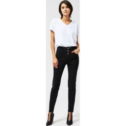 Jeansy typu extra high waist. Czarne jeansy damskie Moodo, s, bez wzorów, z elastanu, z podwyższonym stanem. Za 79,99 zł.