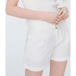 Materiałowe bermudy z paskiem - Kremowy. Białe szorty damskie Sinsay, s, bez wzorów, z tkaniny. Za 49,99 zł.