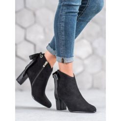 Stylowe czarne botki. Czarne botki damskie FILIPPO, z zamszu, eleganckie, bez obcasa, bez zapięcia. Za 158,90 zł.