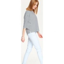 BLUZA NIEROZPINANA DAMSKA W PASKI. Białe bluzy damskie marki Top Secret, na lato, w paski, z krótkim rękawem, krótkie. W wyprzedaży za 59,99 zł.