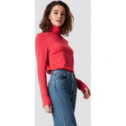Emilie Briting x NA-KD High Polo Top - Red. Czerwone topy damskie marki Emilie Briting x NA-KD, bez wzorów, z materiału, z golfem. W wyprzedaży za 60,97 zł.