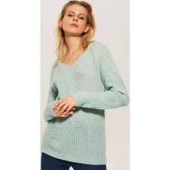 Sweter z dekoltem w serek - Zielony. Zielone swetry klasyczne damskie marki House, xl, z dekoltem w serek. W wyprzedaży za 29,99 zł.