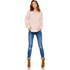 Sweter z wyjątkowymi rękawami pudrowy róż ANGEL. Brązowe swetry klasyczne damskie marki Lemoniade, z klasycznym kołnierzykiem. Za 139,90 zł.