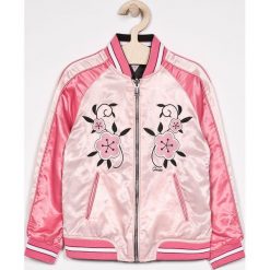Guess Jeans - Kurtka bomber dwustronna dziecięca 113-157 cm. Różowe kurtki dziewczęce Guess Jeans, z aplikacjami, z bawełny, krótkie, bez kaptura. W wyprzedaży za 269,90 zł.