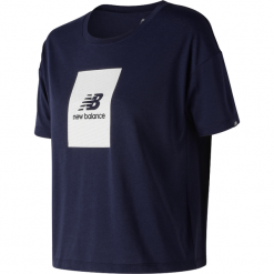 New Balance WT83551PGM. Czarne podkoszulki damskie New Balance, bez wzorów, z bawełny, klasyczne, z klasycznym kołnierzykiem, bez rękawów. Za 79,99 zł.