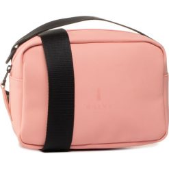 Torebka RAINS - Box Bag 1342 Coral 38. Różowe torebki klasyczne damskie Rains, bez wzorów, ze skóry ekologicznej, klasyczne, bez dodatków. W wyprzedaży za 189,00 zł.