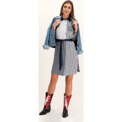Sukienka koszulowa TOMMY HILFIGER Angie WW0WW26254. Niebieskie sukienki damskie TOMMY HILFIGER, na co dzień, bez wzorów, z wiskozy, z koszulowym kołnierzykiem, bez rękawów, proste. W wyprzedaży za 449,00 zł.