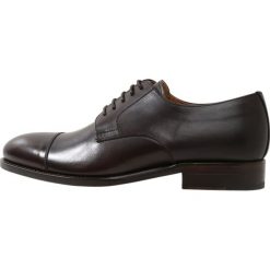 Cordwainer JAMES Eleganckie buty elba choco. Pomarańczowe buty wizytowe męskie marki Cordwainer, ze skóry, na sznurówki. W wyprzedaży za 635,40 zł.