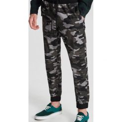 Joggery moro - Szary. Szare spodnie męskie Cropp, m, moro. Za 119,99 zł.