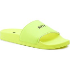 Klapki MSGM - Micro Logo Pool Slide 2642MDS15208 732 08 Żółty. Żółte klapki damskie MSGM, bez wzorów, z tworzywa sztucznego, bez obcasa. W wyprzedaży za 299,00 zł.
